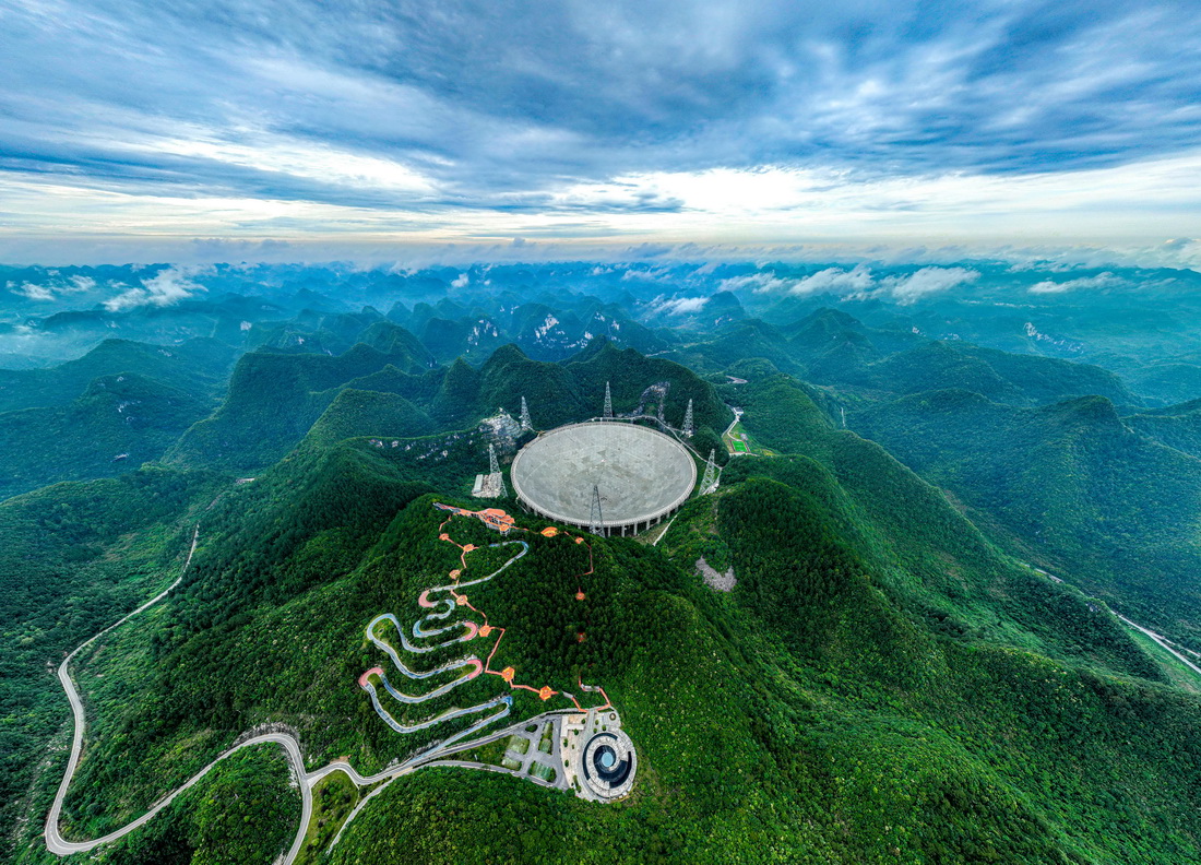6月23日拍攝的“中國天眼”全景（無人機照片）。