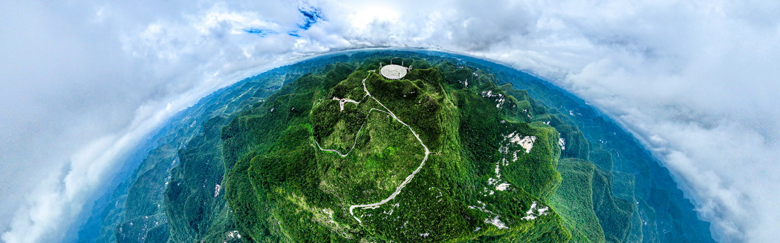 6月22日拍攝的“中國天眼”全景（無人機拼接全景照片）。