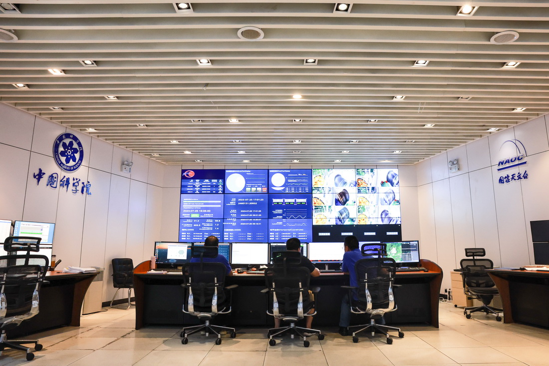 7月25日，工作人员在“中国天眼”总控室内工作。
