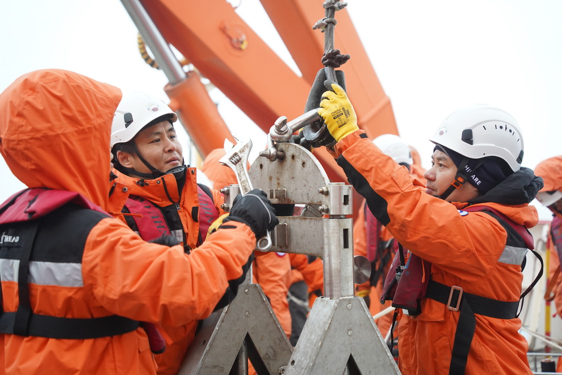 7月26日，中国第13次北冰洋科学考察队队员准备进行箱式沉积采样作业。新华社记者 魏弘毅 摄