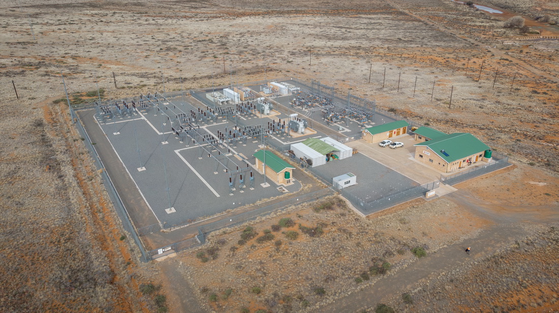 这是7月25日在南非北开普省德阿镇拍摄的德阿风电项目设备。