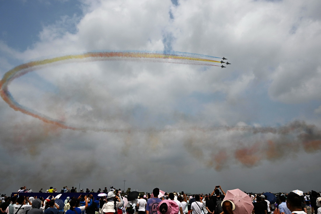 7月27日，在空军航空开放活动・长春航空展首个公众日，观众观看飞行表演。新华社发（余红春摄）