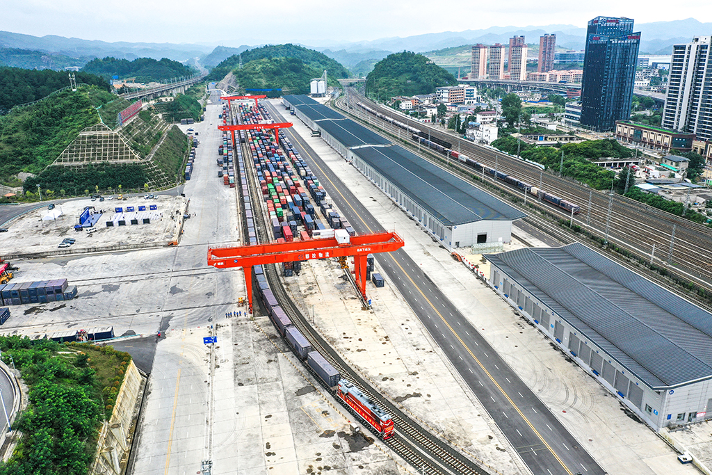 7月28日，貴陽國際陸港首次開行的直達中亞班列從貴陽都拉營站駛出（無人機照片）。新華社記者 楊文斌 攝