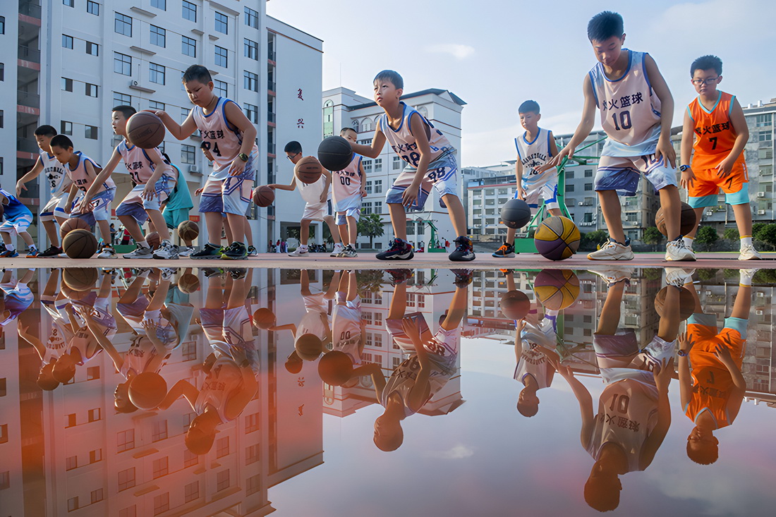 7月29日，孩子們在湖南省永州市道縣一籃球訓練營進行籃球訓練。新華社發（蔣克青 攝）