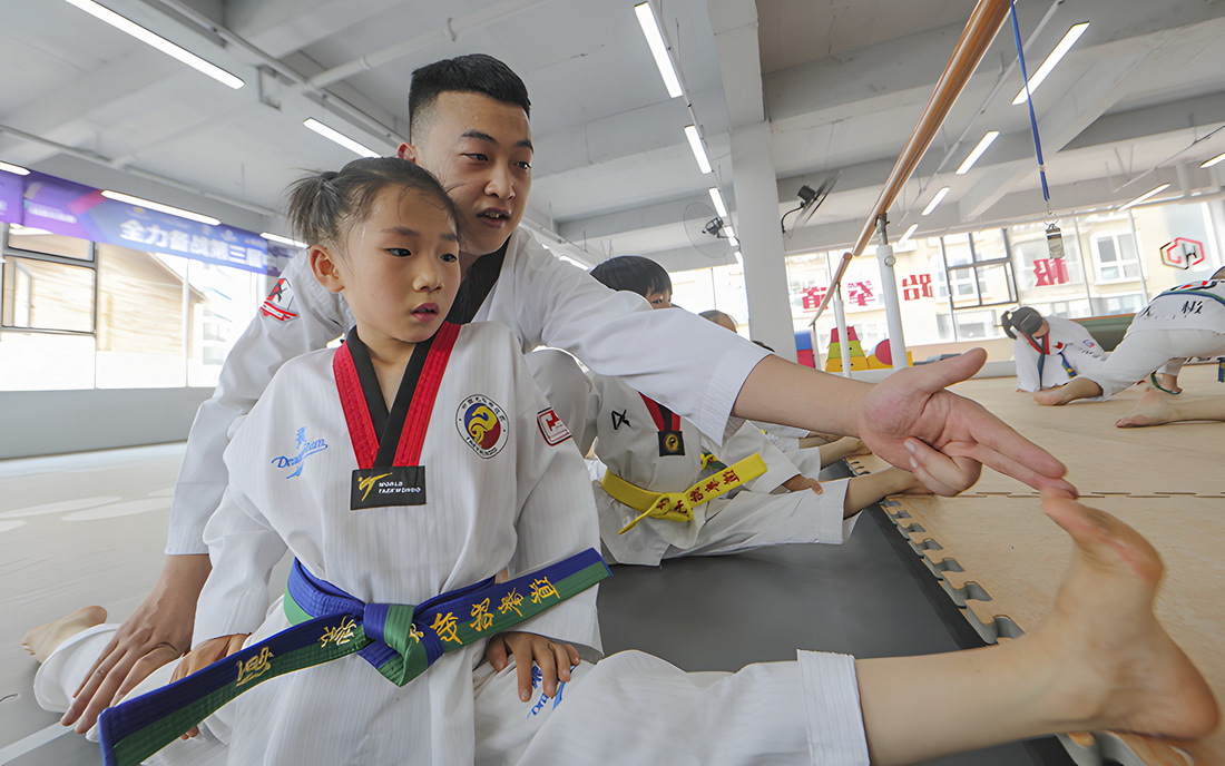 7月29日，在貴州省開陽縣一家跆拳道培訓中心，孩子們在老師的指導下練習跆拳道基本動作。新華社發（袁福洪 攝）