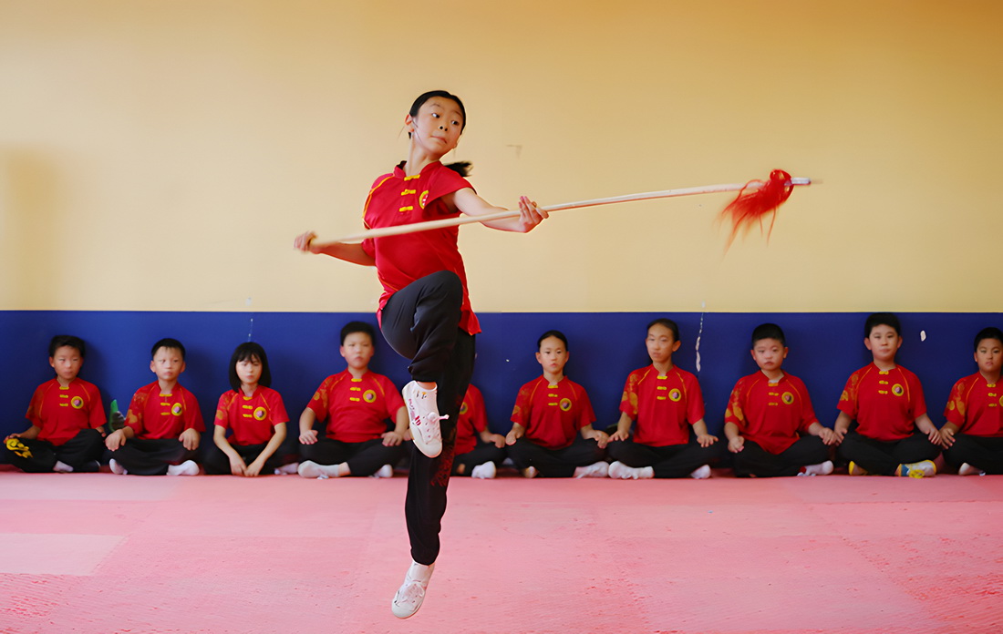 7月29日，在山東省滕州市龍城國術館，孩子練習武術。新華社發（李志軍 攝）