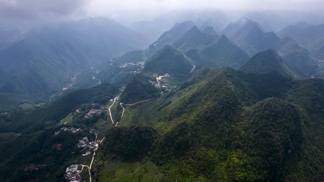 這是無人機視角下的岩頭村，位於畫面中間的山體中（無人機照片，7月27日攝）。新華社記者 楊植森 攝