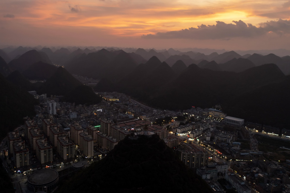 這是夕陽下的西疇縣城一景（無人機照片，7月26日攝）。新華社記者 陳欣波 攝