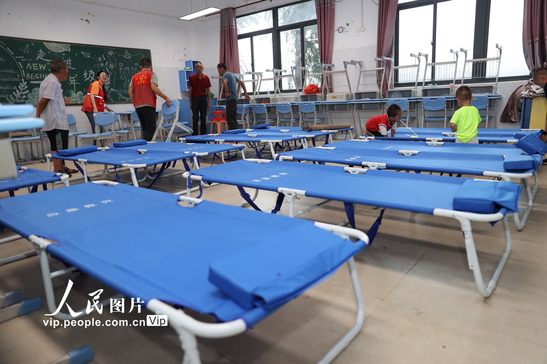 7月29日，受災轉移安置的群眾在福建省廈門市新圩學校臨時安置點休息。