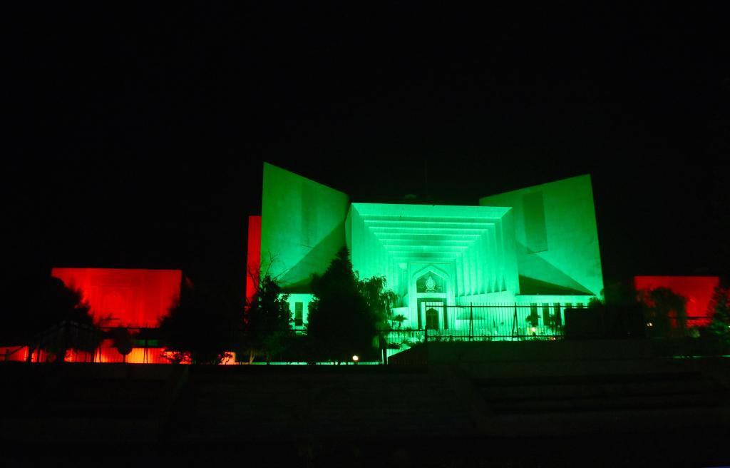 這是7月28日在巴基斯坦首都伊斯蘭堡拍攝的亮燈的巴基斯坦最高法院。