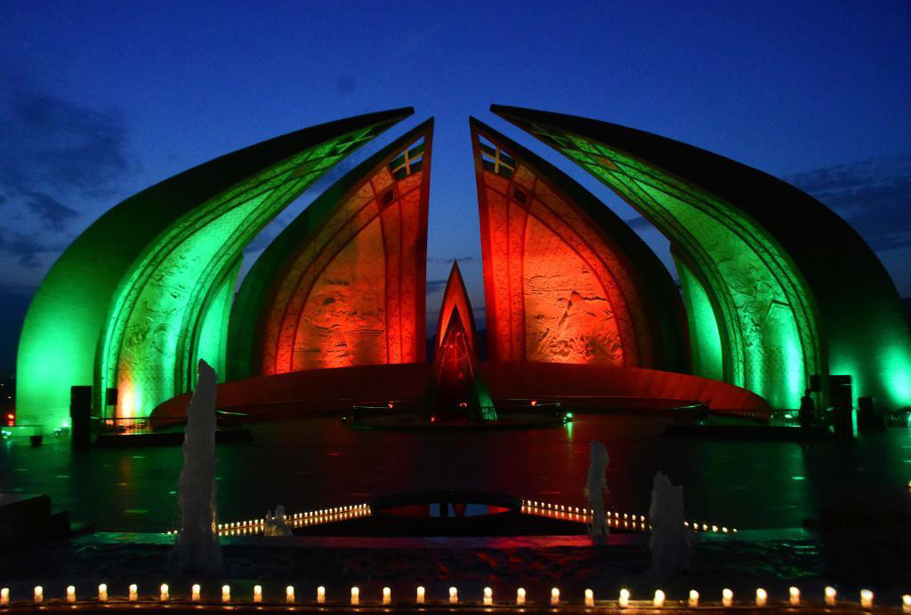 這是7月29日在巴基斯坦首都伊斯蘭堡拍攝的亮燈的巴基斯坦紀念碑。