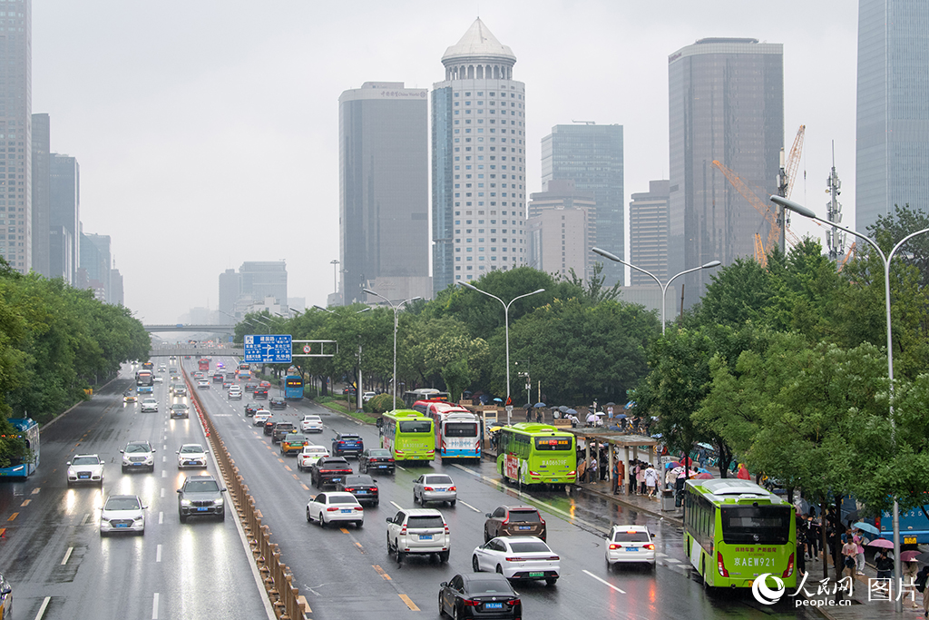 7月31日，早高峰車輛有序出行。