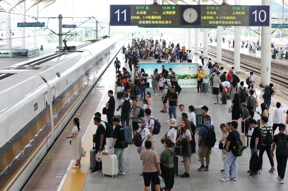 8月1日，旅客在徐州东站站台候车。