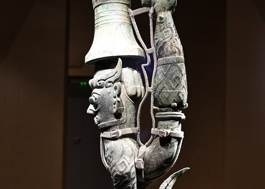 这是7月17日在三星堆博物馆新馆拍摄的青铜鸟足神像局部。新华社记者 王曦 摄