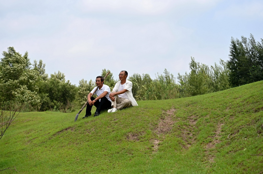 8月2日，百順（右）和三兒子金柱在林間草地休息。新華社記者 才揚 攝