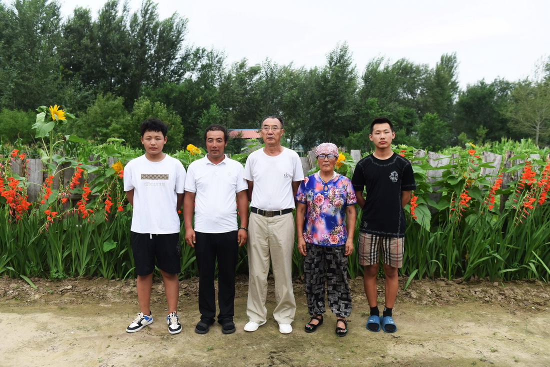 8月2日，百順（左三）和家人合影。新華社記者 黃曉勇 攝