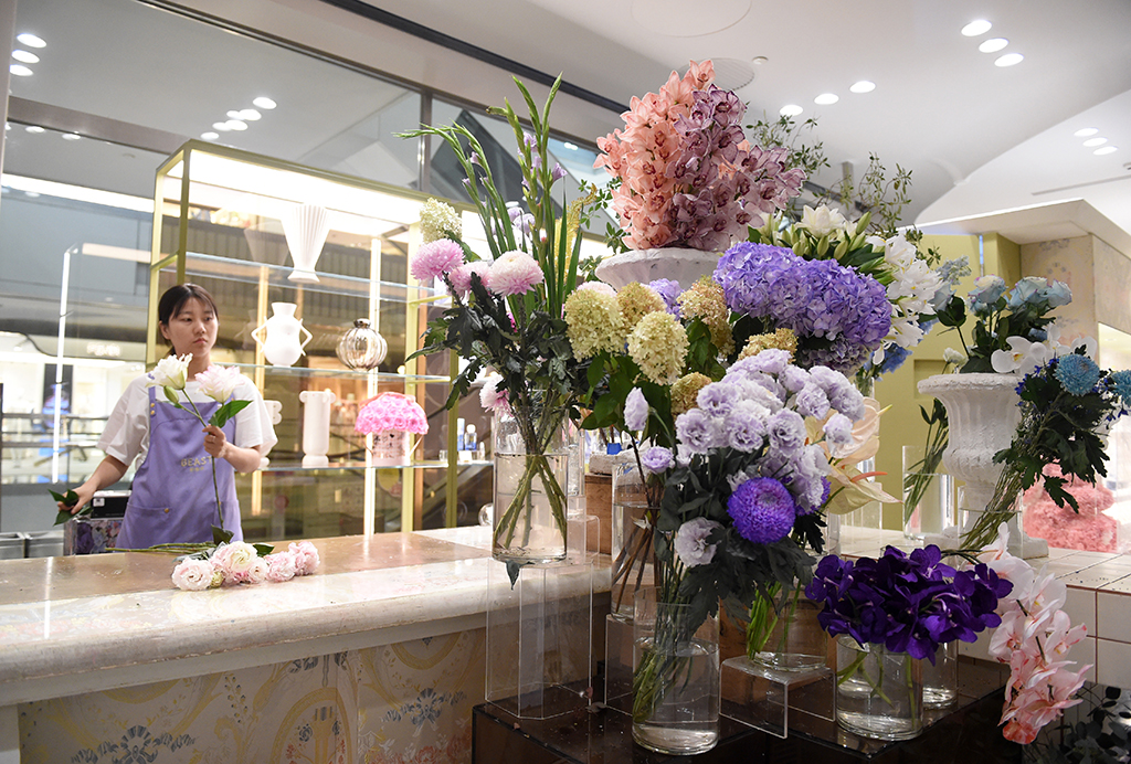 在北京市朝陽區一家出售雲南鮮花的花店，店員在打理鮮花（7月29日攝）。新華社記者 羅曉光 攝