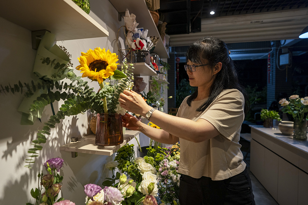 8月3日，在昆明的一家花店，店主在打理鮮花。新華社記者 陳欣波 攝