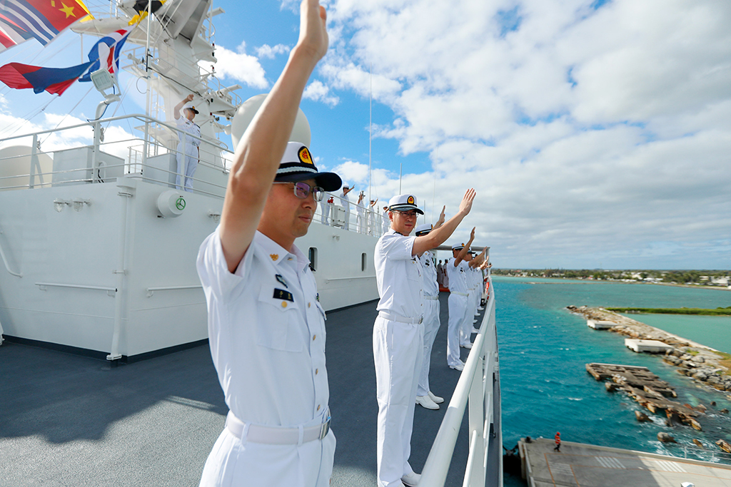 8月4日，中國海軍“和平方舟”號醫院船解纜駛離努庫阿洛法港，任務官兵向歡送人群揮手告別。新華社發（徐巍 攝）