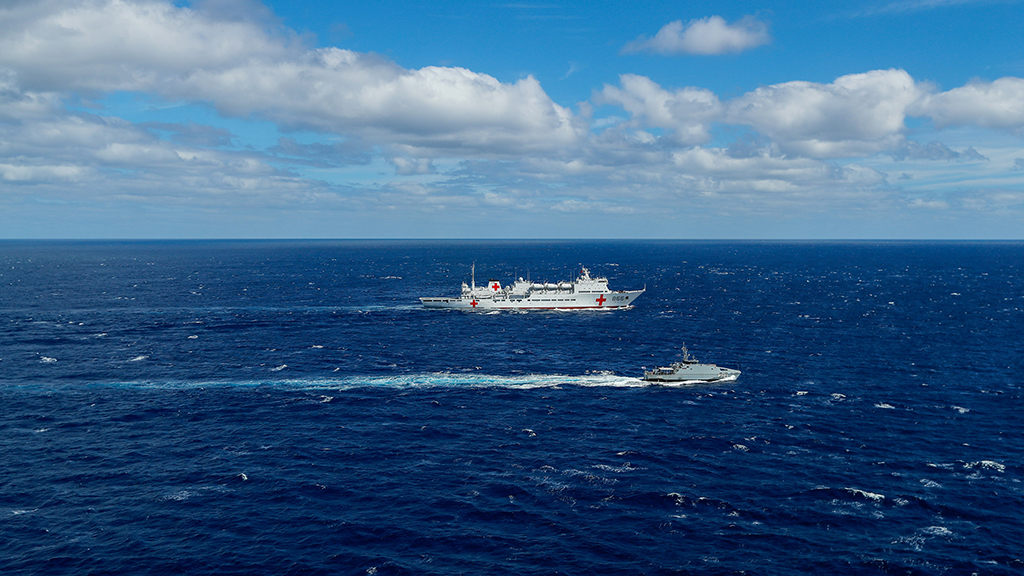 8月4日，中湯兩國海軍在努庫阿洛法港外海海域舉行聯合演練，這是雙方艦艇在進行編隊運動。新華社發（黎宇 攝）