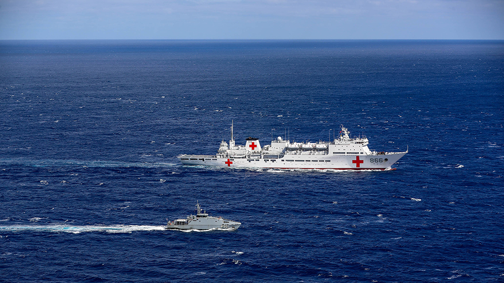 8月4日，中湯兩國海軍在努庫阿洛法港外海海域舉行聯合演練，這是雙方艦艇在進行編隊運動。新華社發（黎宇 攝）