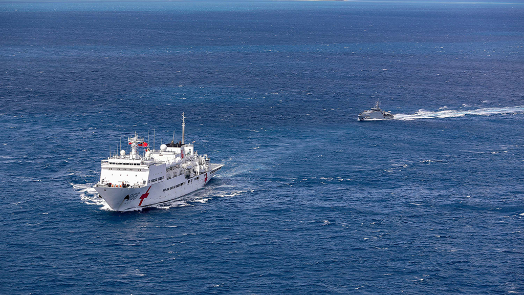 8月4日，中湯兩國海軍在努庫阿洛法港外海海域舉行聯合演練，這是雙方艦艇在進行編隊運動。新華社發（李珂嘉賀 攝）