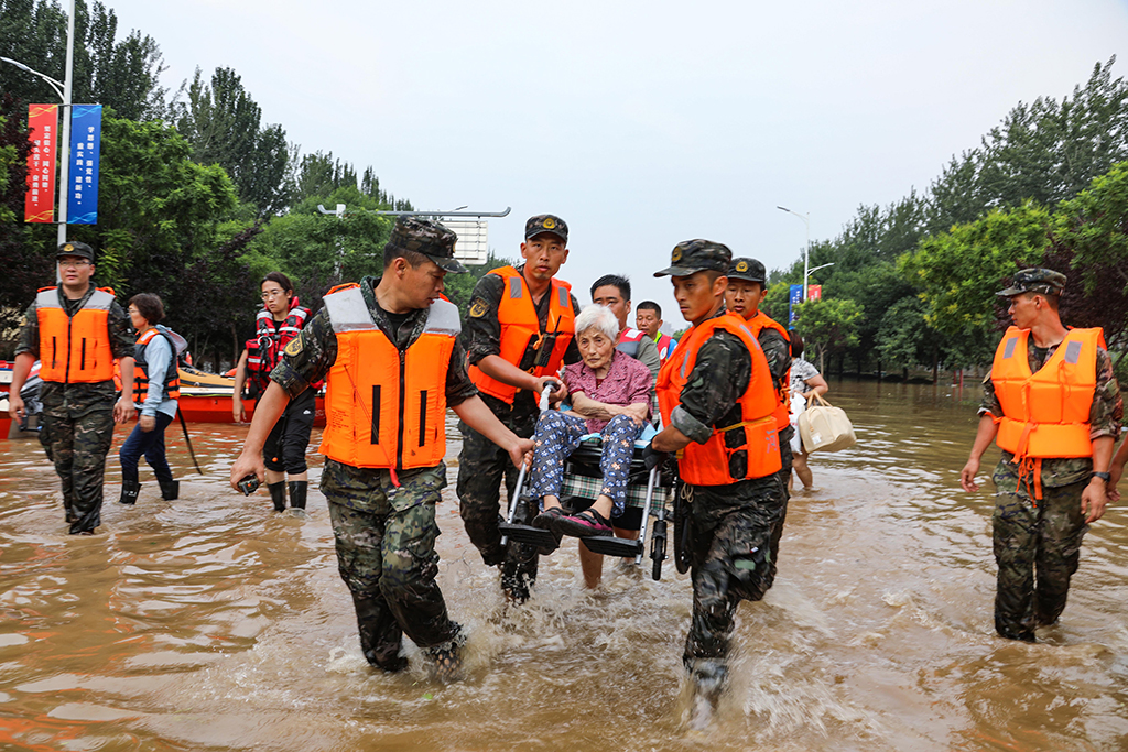 8月4日，武警河北總隊官兵在涿州高新技術開發區搶險救援，轉移受困群眾至救援交接點。新華社發（江騰 攝）