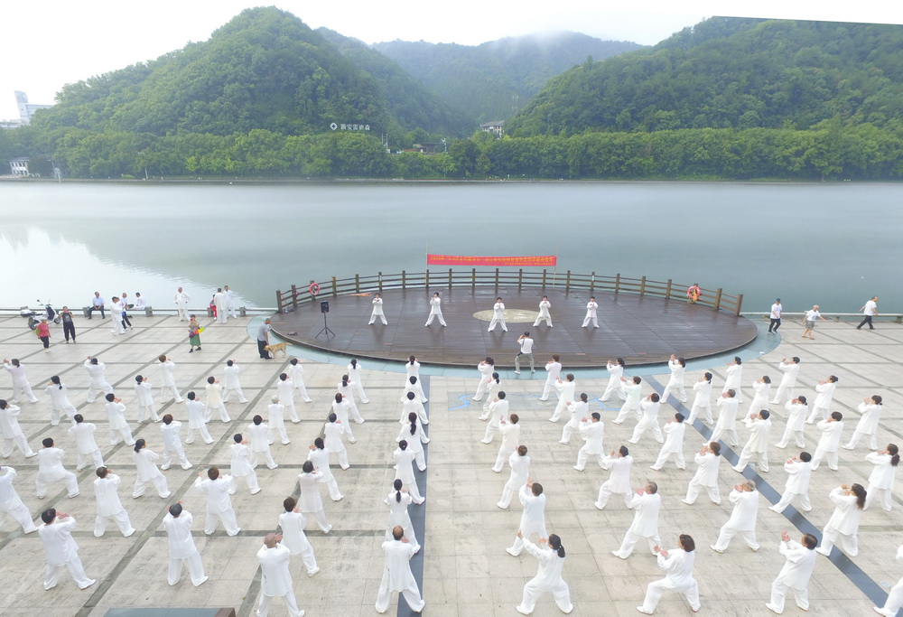 8月8日，在浙江省建德市新安江畔的江濱公園，市民在練習太極拳（無人機照片） 。新華社發（寧文武攝）