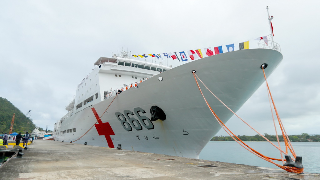 8月8日，中國海軍“和平方舟”號醫院船靠抵瓦努阿圖共和國維拉港碼頭。新華社發（徐巍攝）
