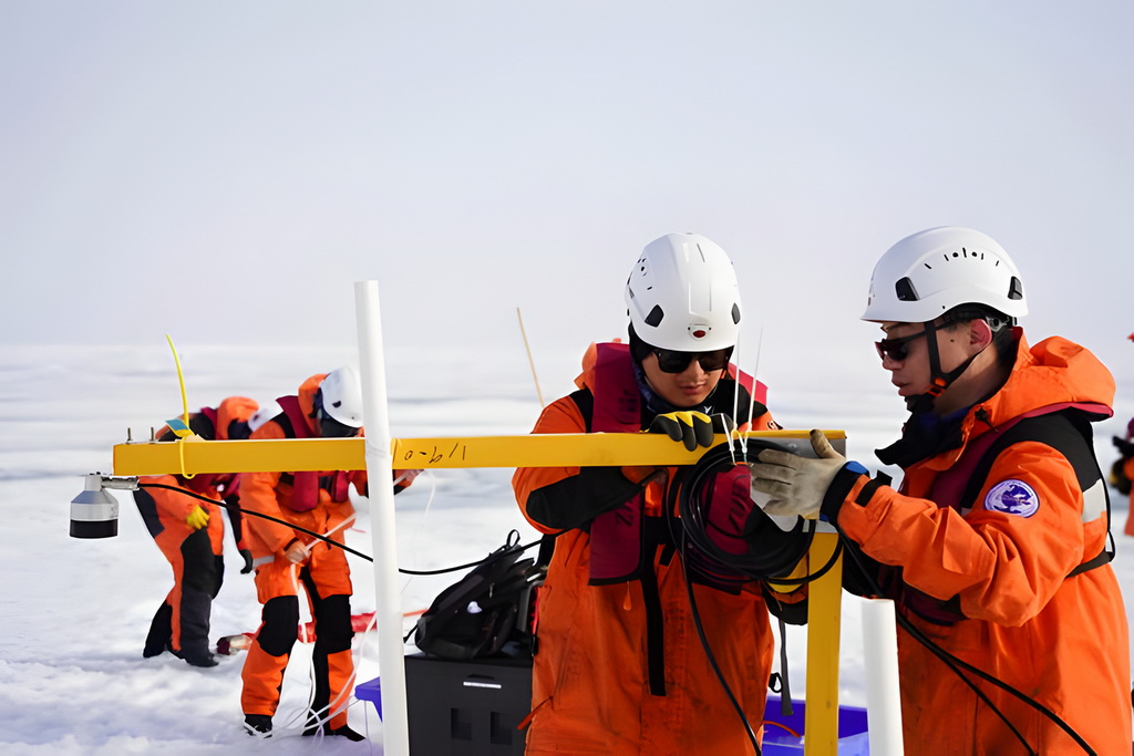8月12日，科考队员在布放海冰物质平衡浮标。 