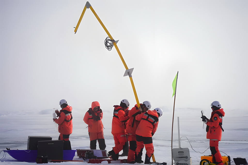 8月12日，科考队员在布放海冰物质平衡浮标。