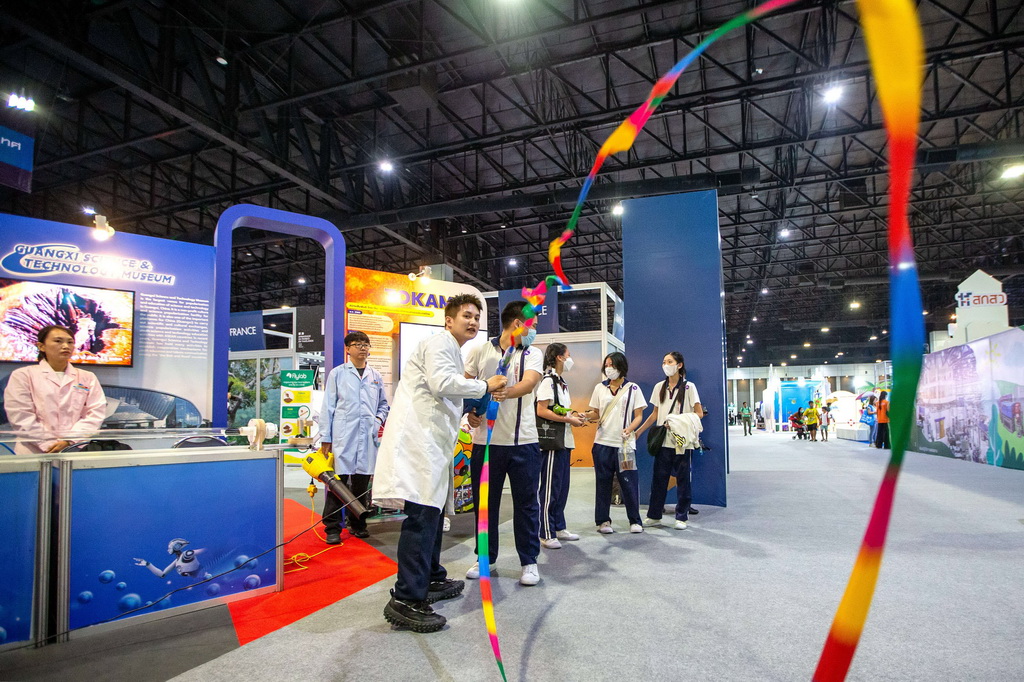 8月11日，在泰國曼谷舉辦的泰國國家科學技術展上，參觀者在中國館觀看彩帶槍實驗。