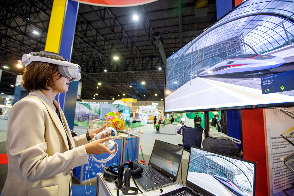 8月11日，在泰國曼谷舉辦的泰國國家科學技術展上，一名女子在中國館體驗虛擬交互系統。