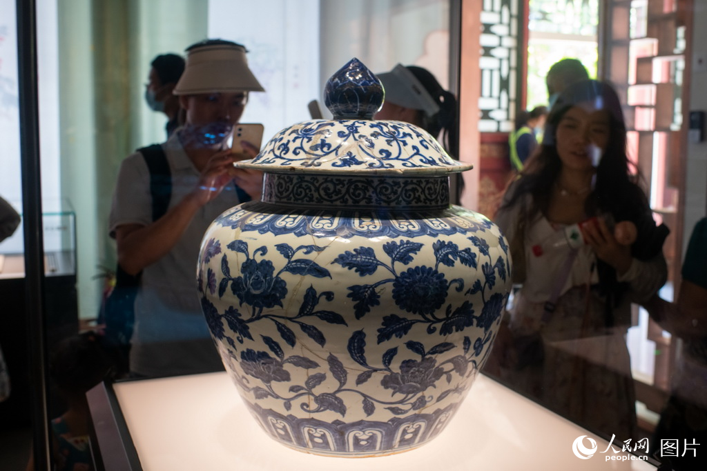 8月12日，北京恭王府博物館，觀眾參觀展覽。