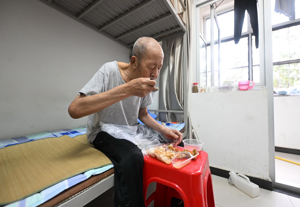 8月12日，在天津市静海区大邱庄中学集中安置点，老人在宿舍内就餐。