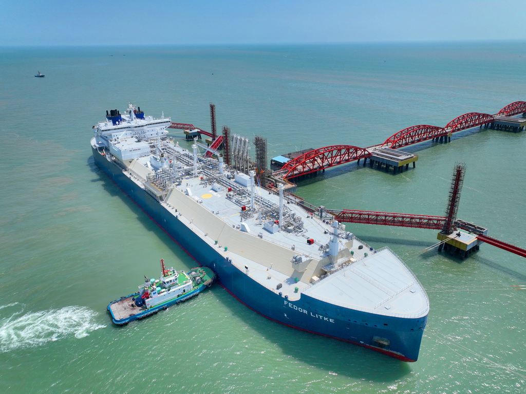 8月13日，装载着16.8万立方米LNG的塞浦路斯籍“利特克”轮靠泊位于江苏省如东县洋口港的LNG码头（无人机照片）。