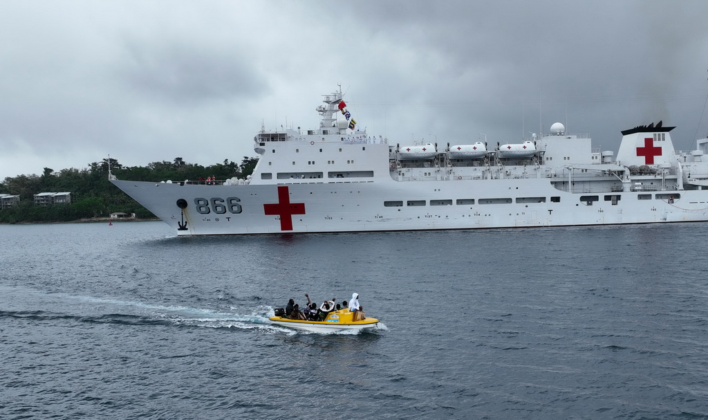 8月15日，中国海军“和平方舟”号医院船结束对瓦努阿图的访问和医疗服务，离港途中当地民众乘坐交通艇挥手告别。新华社发（桂江波 摄）