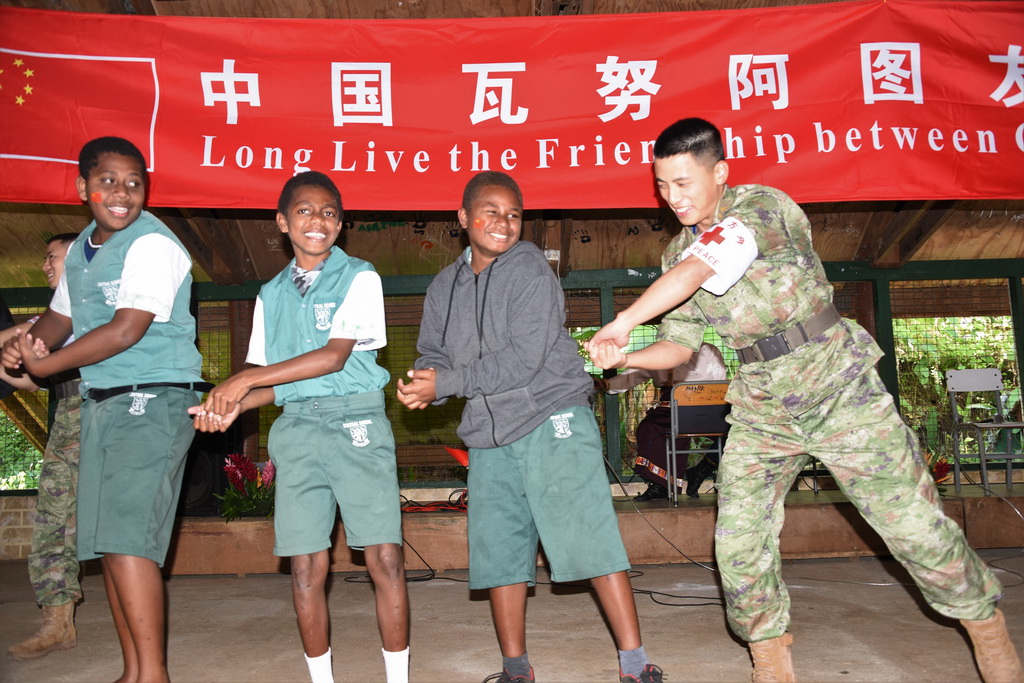 8月11日，中国海军“和平方舟”号人员在瓦努阿图的一所学校教学生们跳“洗手操”。新华社记者 黎云 摄