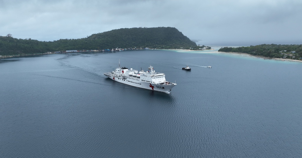8月15日，中国海军“和平方舟”号医院船结束对瓦努阿图的访问和医疗服务，驶离瓦努阿图维拉港。新华社发（桂江波 摄）