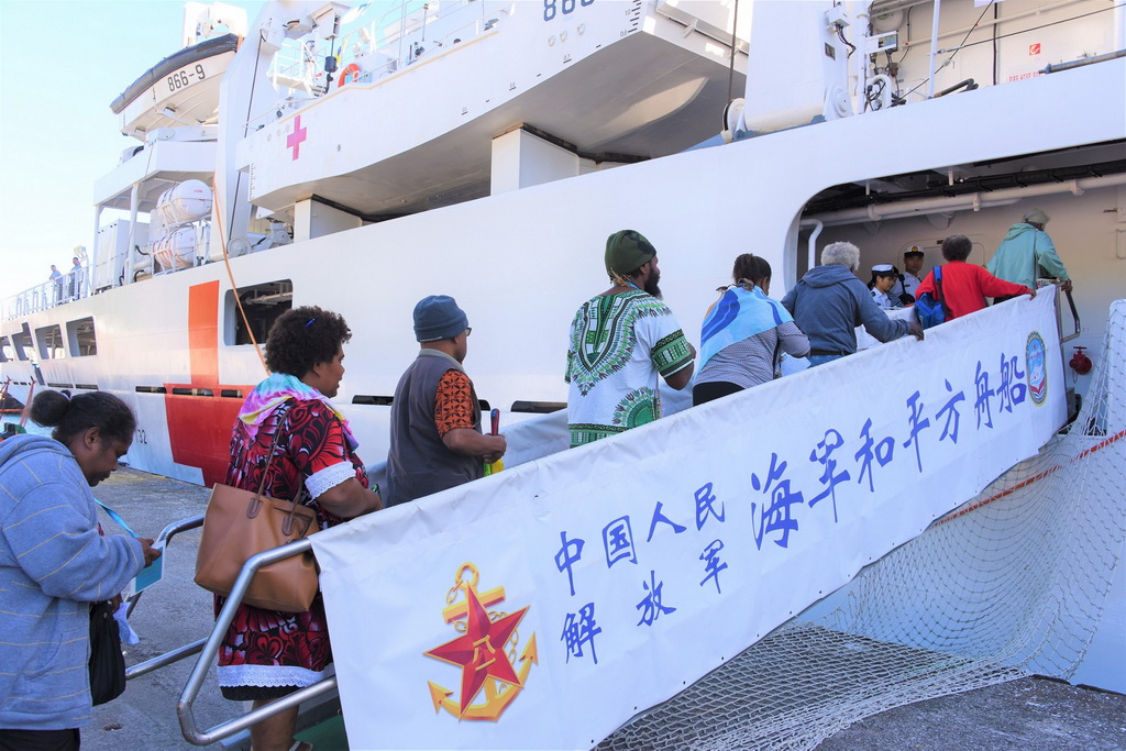 8月14日，在瓦努阿图维拉港，当地民众登上中国海军“和平方舟”号医院船就诊。新华社记者 黎云 摄