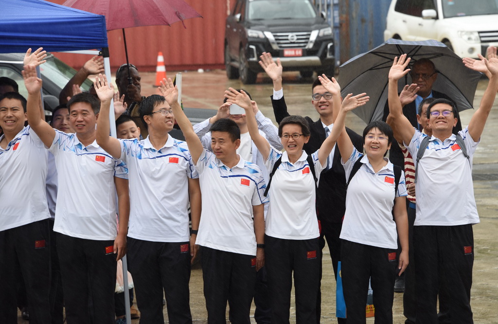 8月15日，中国援瓦医疗队队员在瓦努阿图维拉港为中国海军“和平方舟”号医院船送行。新华社记者 黎云 摄