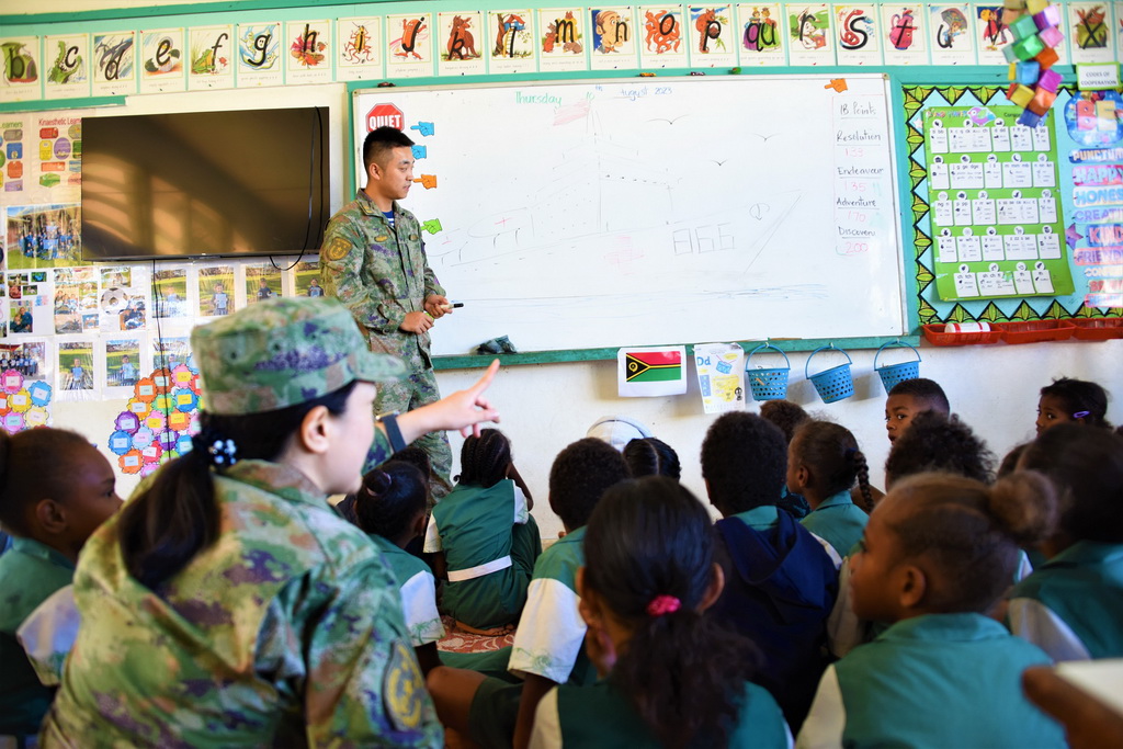 8月11日，中国海军“和平方舟”号人员在瓦努阿图一所学校为孩子们讲故事。新华社记者 黎云 摄
