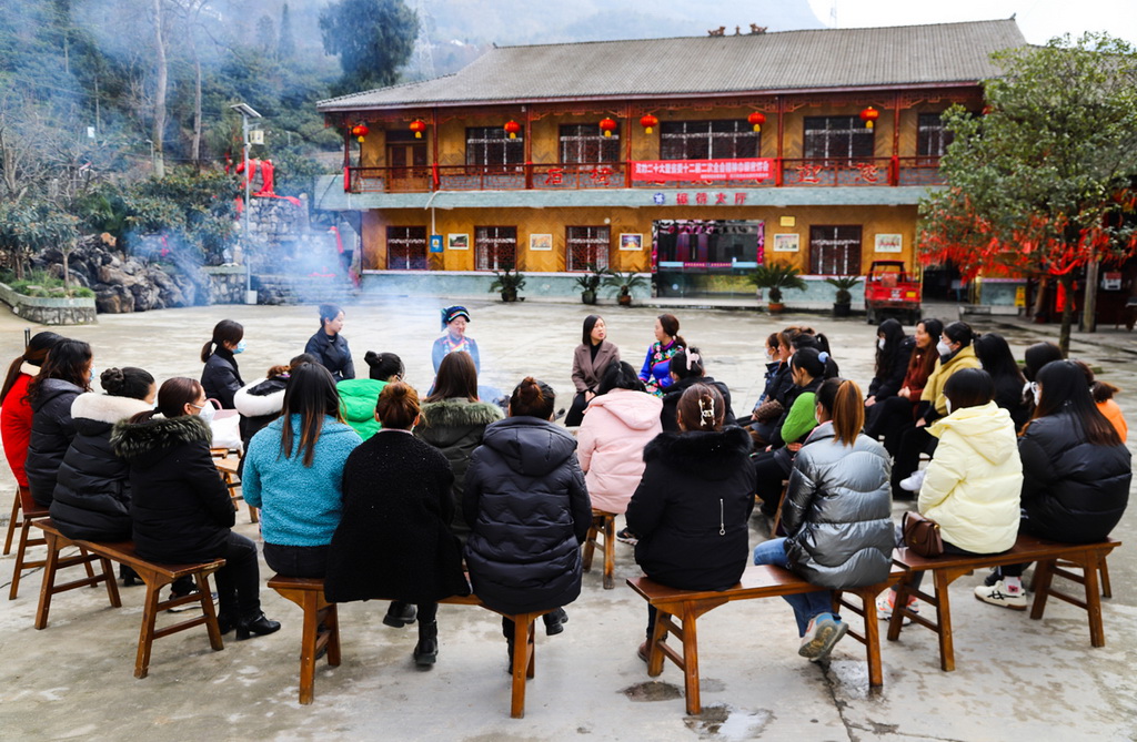 2022年12月27日，陳雲珍在北川石椅羌寨宣講黨的二十大精神。(圖片由綿陽市婦聯提供)