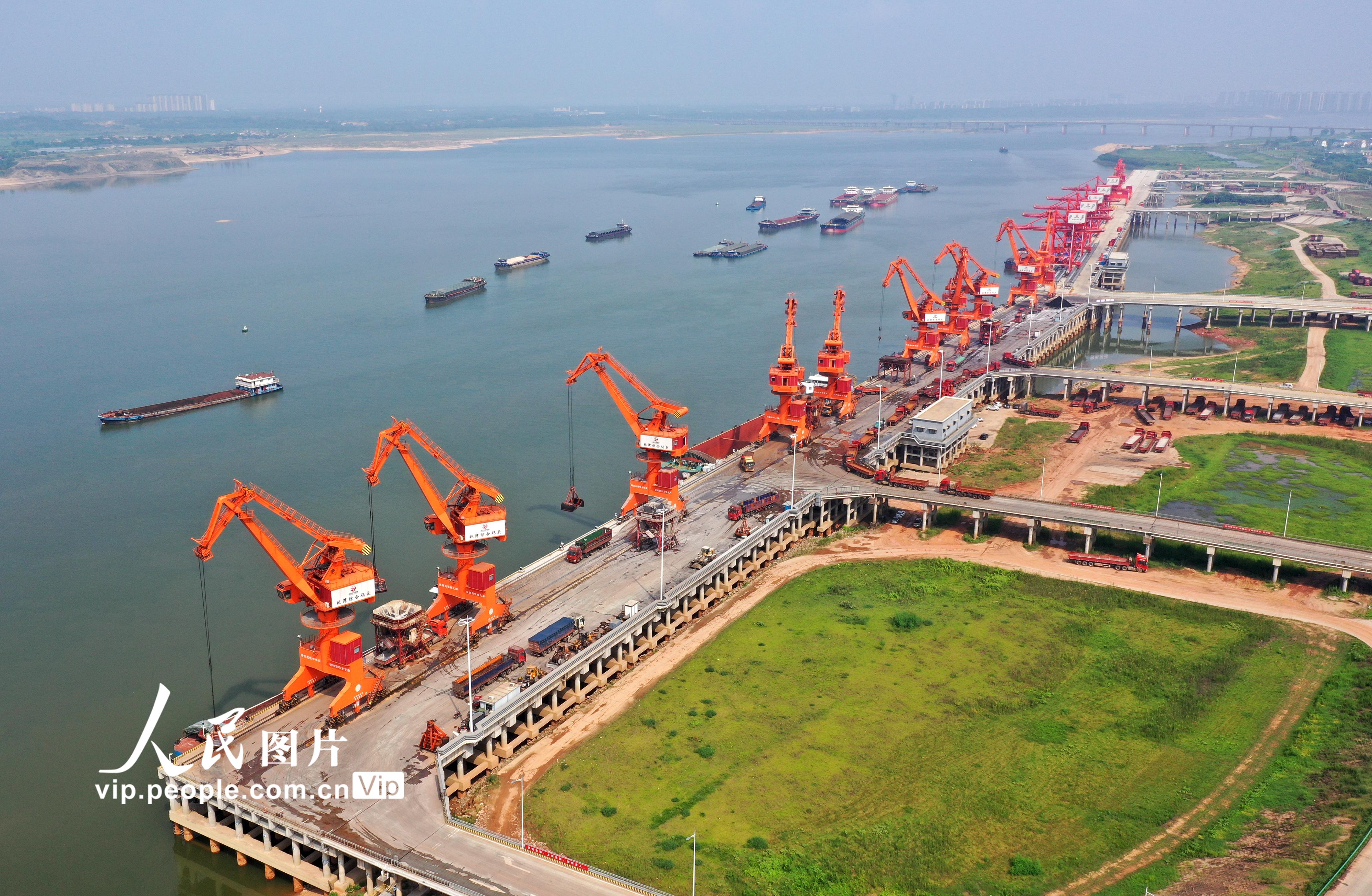 2023年8月17日，江西省南昌市，姚湾综合码头的吊机林立在赣江边。