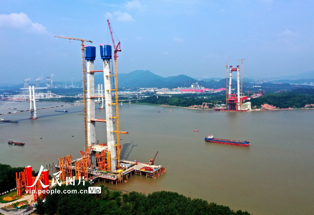 8月18日，建设者在进行G3（京台高速）铜陵长江公铁大桥主塔封顶施工。