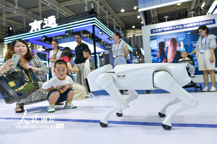 2023年8月20日，在江苏南京国际博览中心，观众参观四足机器人。