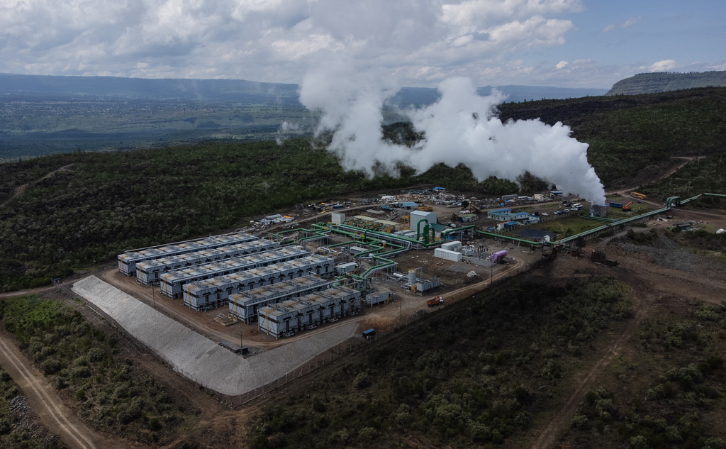 这是5月26日拍摄的位于肯尼亚纳库鲁市的索西安地热电站项目建设现场（无人机照片）。