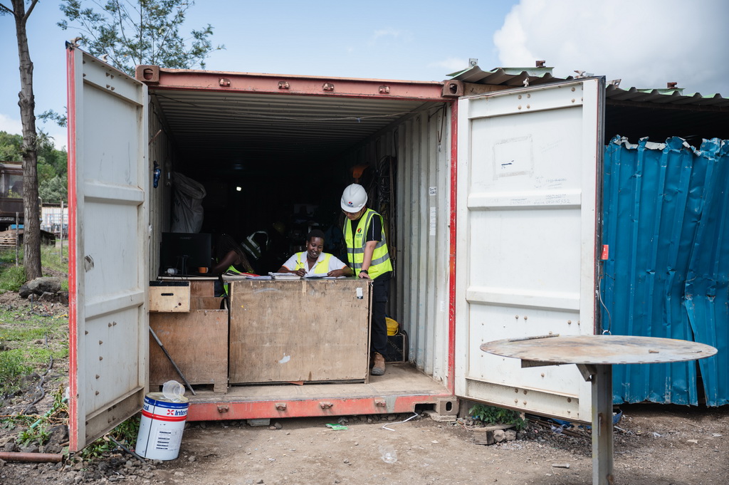 5月26日，施工人員在肯尼亞納庫魯市的索西安地熱電站項目建設現場進行倉庫工器具定期檢查。