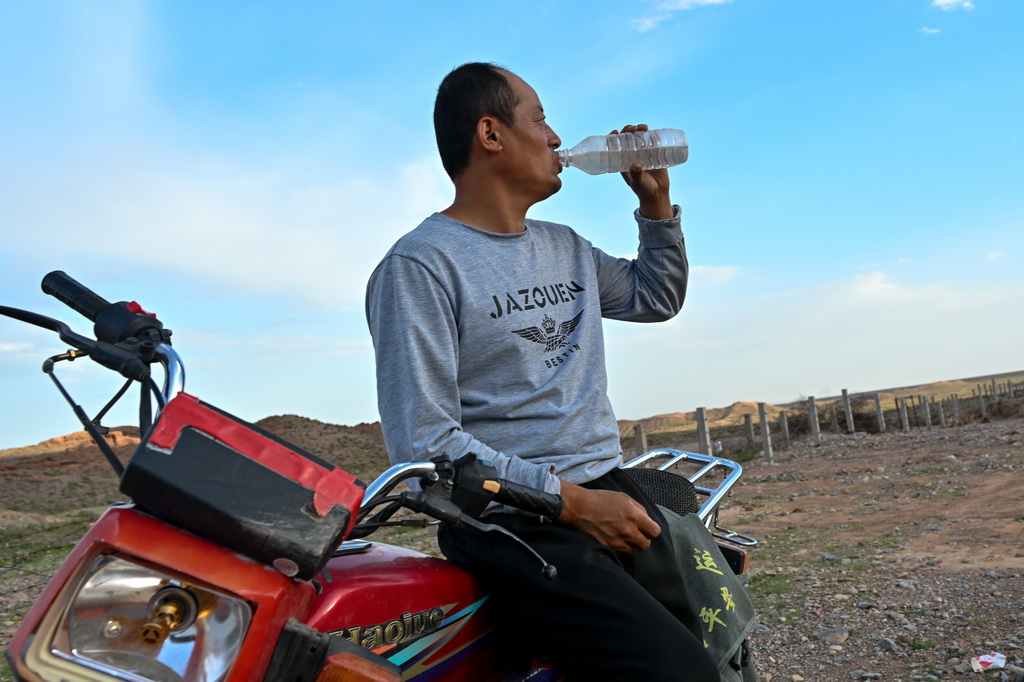 8月20日，董海寧在巡查途中喝水。新華社記者 劉金海 攝