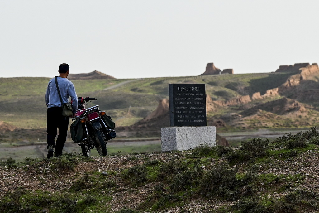 8月20日，董海寧騎摩托車巡查賀蘭山沿線的明長城永寧段。新華社記者 連振 攝